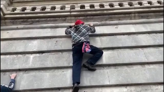 Штурм здания капитолия США по заданию старца Фурры всё что угодно ради ключа и доступа к сокровищу смотреть онлайн