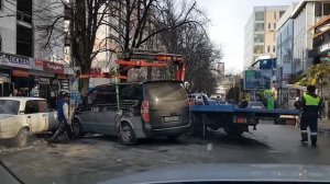 эвакуатор не смог поднять машину и стукнул ее!!!