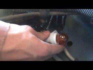 Замена лампочки переднего поворотника на Fiat - Panda