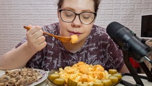 Мукбанг Макароны с тефтелями и Салат с Печени и Маринованного Лука/Ем и мечтаю о похудении