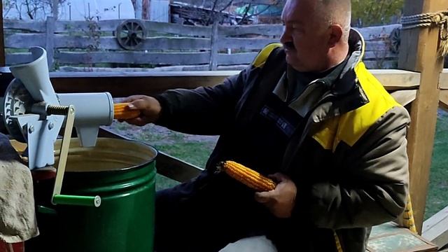 Электрический бытовой лущильник для КУКУРУЗЫ против Механического || Обзор аппаратов смотреть онлайн