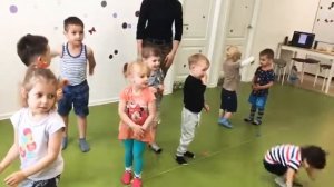 Малыши танцуют под музыку