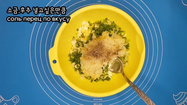 ЖАРЕНЫЕ ВОЗДУШНЫЕ МЯГКИЕ ПИРОЖКИ С 2 начинками картошкой и яйцом и зелёным луком/러시아 빵 피로시키 (고로케) смотреть онлайн