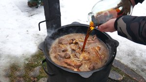 Старинное русское блюдо тавранчук в казане. Мясо в квасе.