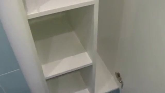 Встроенный шкаф в ванную комнату из МДФ белый глянец. Мебель без ручек. Фурнитура Blum. Шкафы Киев