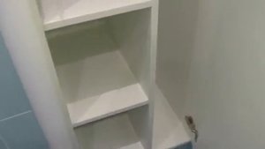 Встроенный шкаф в ванную комнату из МДФ белый глянец. Мебель без ручек. Фурнитура Blum. Шкафы Киев