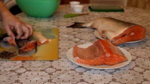 Как разделать рыбу Лосось?  Как отделить филе от костей и кожуры? Разделка Лосося.