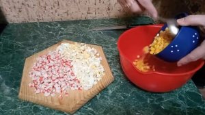 Простой и вкусный салат с крабовыми палочками и консервированной кукурузой. Готовится за 10 минут!