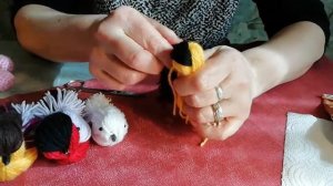 Поделка птички из ниток