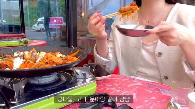 ENG) 자취생 브이로그 ? 따뜻한 밀푀유나베 만들어 먹고? 남자친구랑 여수 먹방 여행가는 행복 그 잡채 일상 (마켓컬리,유부우동,치킨덮밥,낭만포차,여수카페,게장,메론빵,버블티