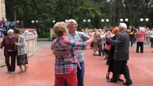 ЙОШКАР-ОЛА. ТАНЦЫ ПОД ДУХОВОЙ ОРКЕСТР В ПАРКЕ.