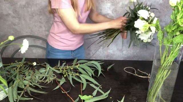 Букет невесты. В бело-зелёном цвете с розами и ранукулюсами смотреть онлайн