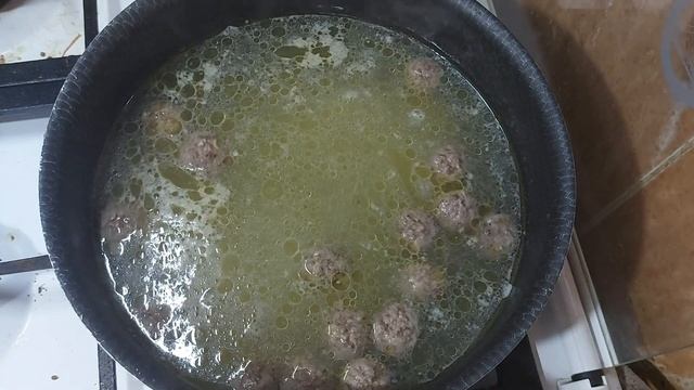 Рассольник с перловкой и солеными огурцами.