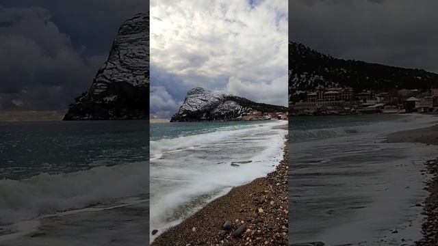 Заснеженный Новый Свет. Море плещется. Вода бирюзовая. Крым.