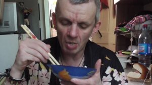 мукбанк обжор борщ зелёный салат яицный бцлочка сасиськи и чай нури с лимоном