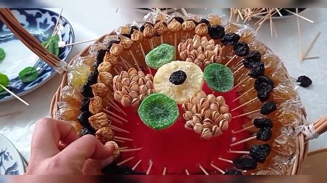 Корзина с сухофруктами. Корзинадаги курук мевалар