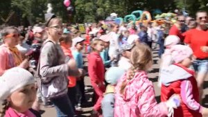 Общий танец в День защиты детей (02.06.16)