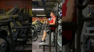 Подъемы ног на брусьях