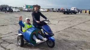 Скутер с люлькой из бочки