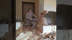 Ломаем стену отбойным молотком! Снос перегородки в офисе