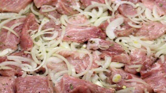 Свинина запеченная с луком, сыром и помидорами черри