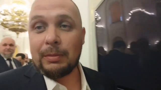 Бомбу под видом статуэтки принесла на встречу и подарила спикеру девушка, сообщают СМИ.
