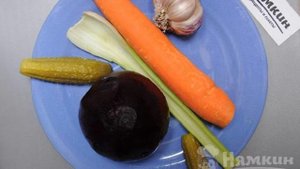 Салат из моркови и свеклы с соусом из сельдерея