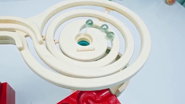 Шарики катаются по лабиринту_видео для детей_2023_81 смотреть онлайн