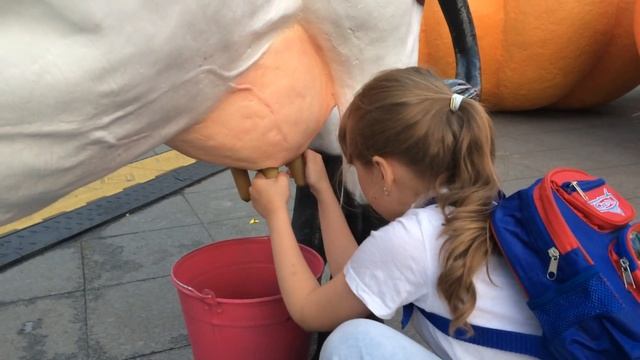 Вика доит корову на Тверской. смотреть онлайн