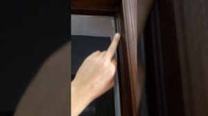 Монтаж дверей из массива сосны