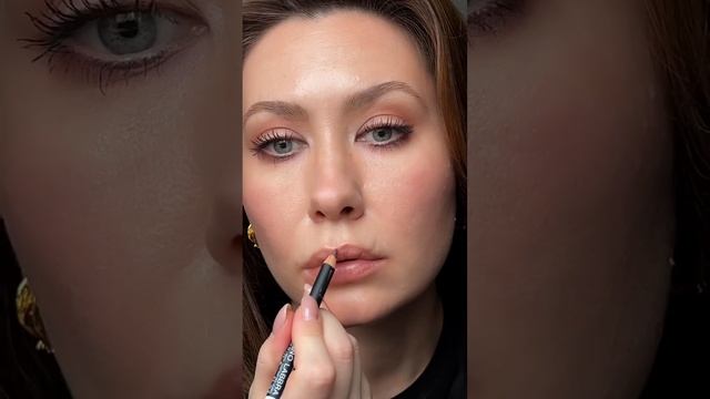 Коричневые стрелки карандашом для губ #макияж #бьютисоветы #косметика #губы #тренд