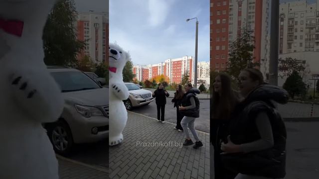 Оригинальный перфоманс от подружек. 👯♀️ Неожидала девушка такого от них 🤭