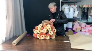 БУКЕТ ИЗ 23 РОЗ И 21 ГЕРМИНИ В КРАФТОВОЙ УПАКОВКЕ