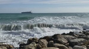 Волны бьются о камни на море