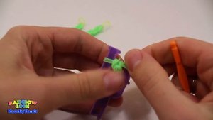 Фигурки овощей и фруктов из резинок Loom Bands Простая фигурка Огурец на рогатке без станка