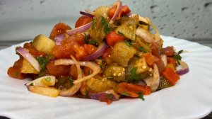 Салат из запечённых баклажанов, помидоров и болгарского перца.