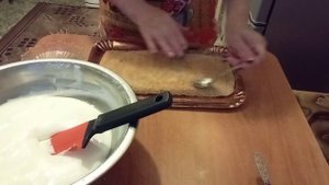 сметаный крем со сгущенкой.