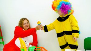 Ребенок играет клоуна и превращает мороженое в мягкую игрушку