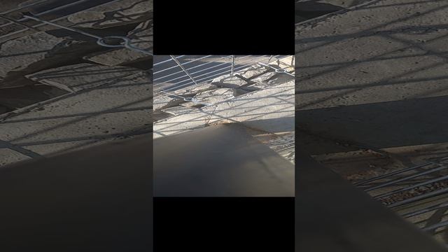 Габион укладываю камень обьясняю показываю как это сделать.