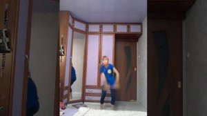 Танец под песню руки над головами