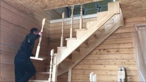 Установка деревянной лестницы на второй этаж на 90 градусов.