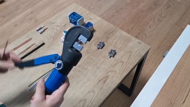 Инструмент для опрессовки от КВТ: пресс гидравлический ПГР-70, пресс-клещи СТК и ПКВК-10 смотреть онлайн