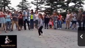 Зажигательный танец на улице. Девочка танцует под шакиру.