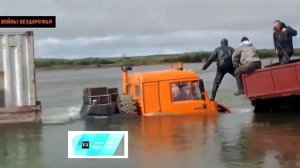 Чуть не утопили советский грузовик Камаз проезжая через реку.