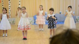 2017 В садике праздник 8 Марта. Раз ладошка, два ладошка,  Я пока что не звезда