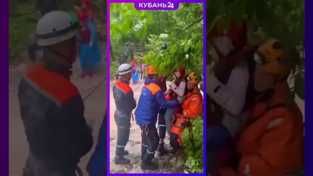 В Сочи спасли группу туристов с ребенком