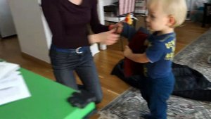 Алекс сам надевает куртку (1 год и 11 месяцев)