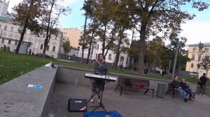 Уличные музыканты поют на Арбате
