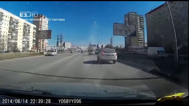 На Таватуйской Mercedes обрушил светофор на дорогу смотреть онлайн