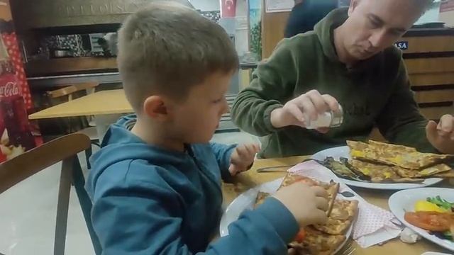 ?УЖИН В ТУРЕЦКОМ КАФЕ - Дешево и БОЛЬШИЕ ПОРЦИИ! Самое популярное турецкое блюдо ПИДЕ / Анталия смотреть онлайн